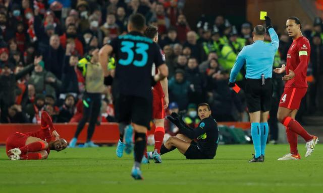 名宿:裁判无视物理定律 罚下桑切斯毁了比赛